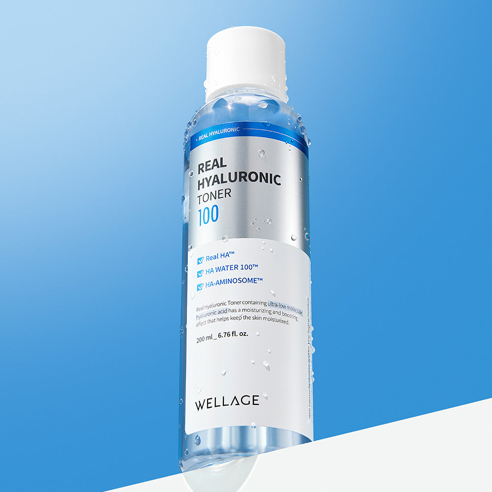 WELLAGE Real Hyaluronic 100 Toner 200ml, flacon bleu sur fond bleu, gouttes d’eau, cosmétique hydratante.