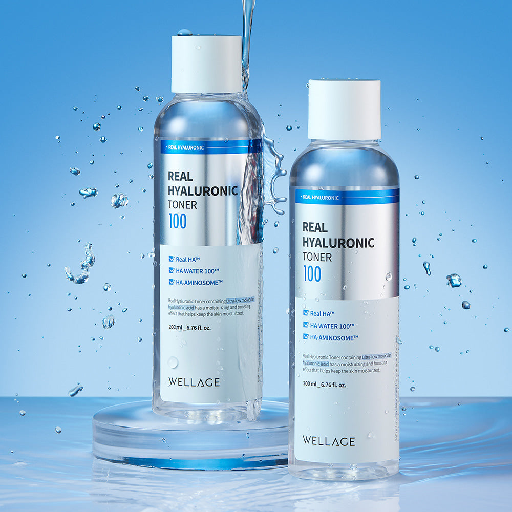 WELLAGE Real Hyaluronic 100 Toner 200ml, flacons sur fond bleu avec éclaboussures d’eau, photo produit marque WELLAGE.