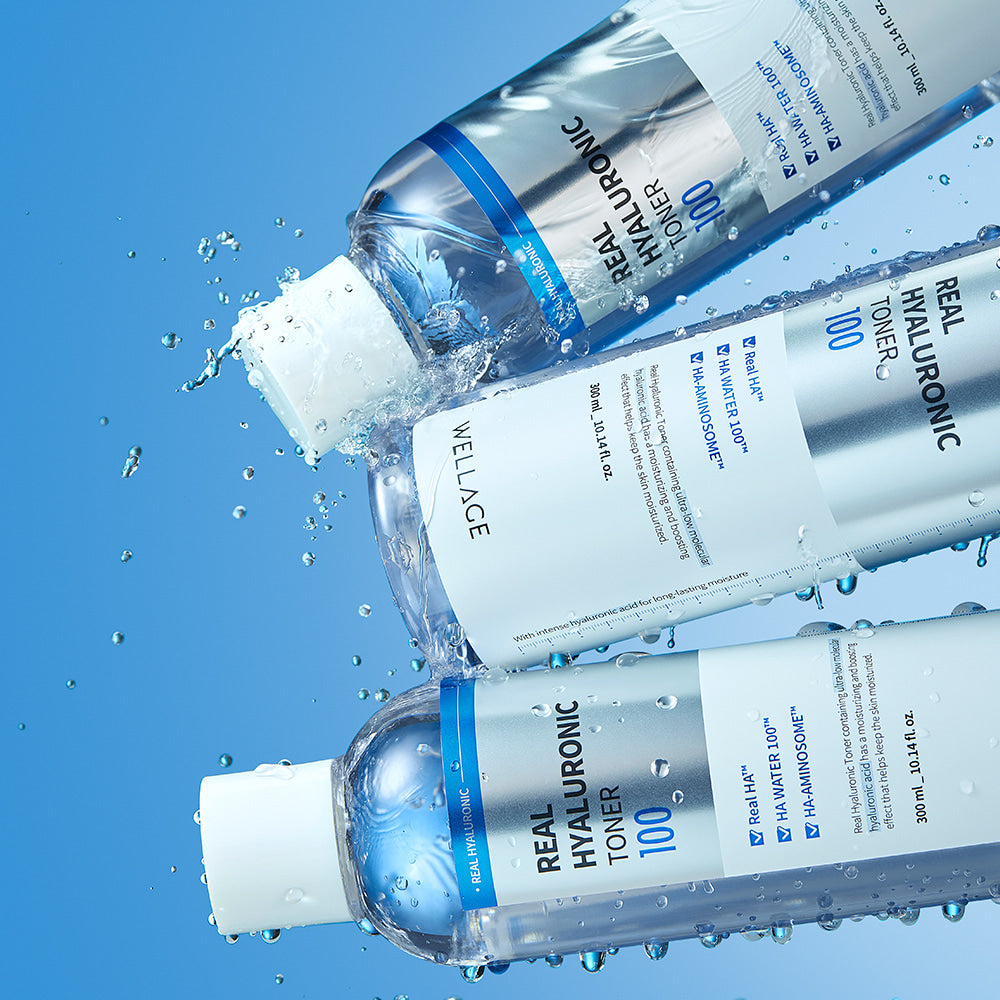 WELLAGE Real Hyaluronic 100 Toner 200ml, marque WELLAGE, flacons sur fond bleu avec gouttes d’eau (contexte visuel)