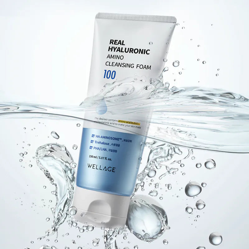 WELLAGE  Real Hyaluronic Amino Cleansing Foam 150ml : tube de mousse nettoyante, bulles d’eau, visuel soin visage