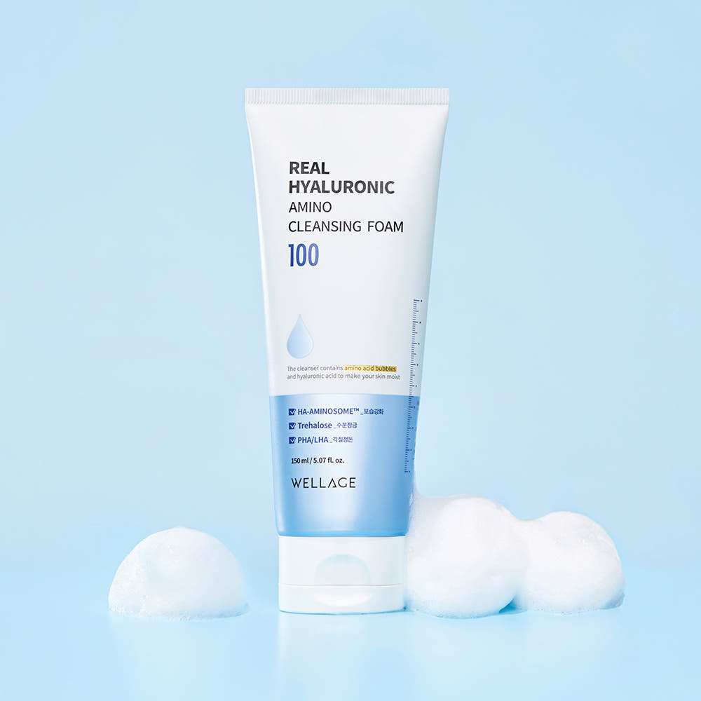 WELLAGE  Real Hyaluronic Amino Cleansing Foam 150ml, tube de nettoyant sur fond bleu avec bulles blanches.