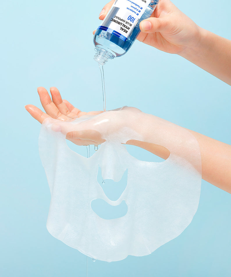 WELLAGE Real Hyaluronic Blue Ampoule Mask 5 Sheets de la marque WELLAGE : masque hydratant bleu posé sur peau, main tenant sérum