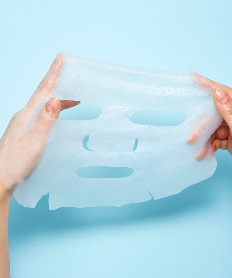WELLAGE Real Hyaluronic Blue Ampoule Mask 5 Sheets : masque hydratant bleu sur fond bleu, mains tenant le tissu.