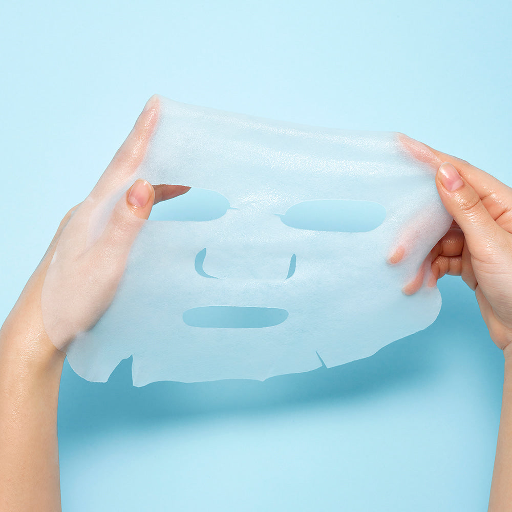 WELLAGE Real Hyaluronic Blue Ampoule Mask 5 Sheets : masque hydratant bleu sur fond bleu, mains tenant le tissu.