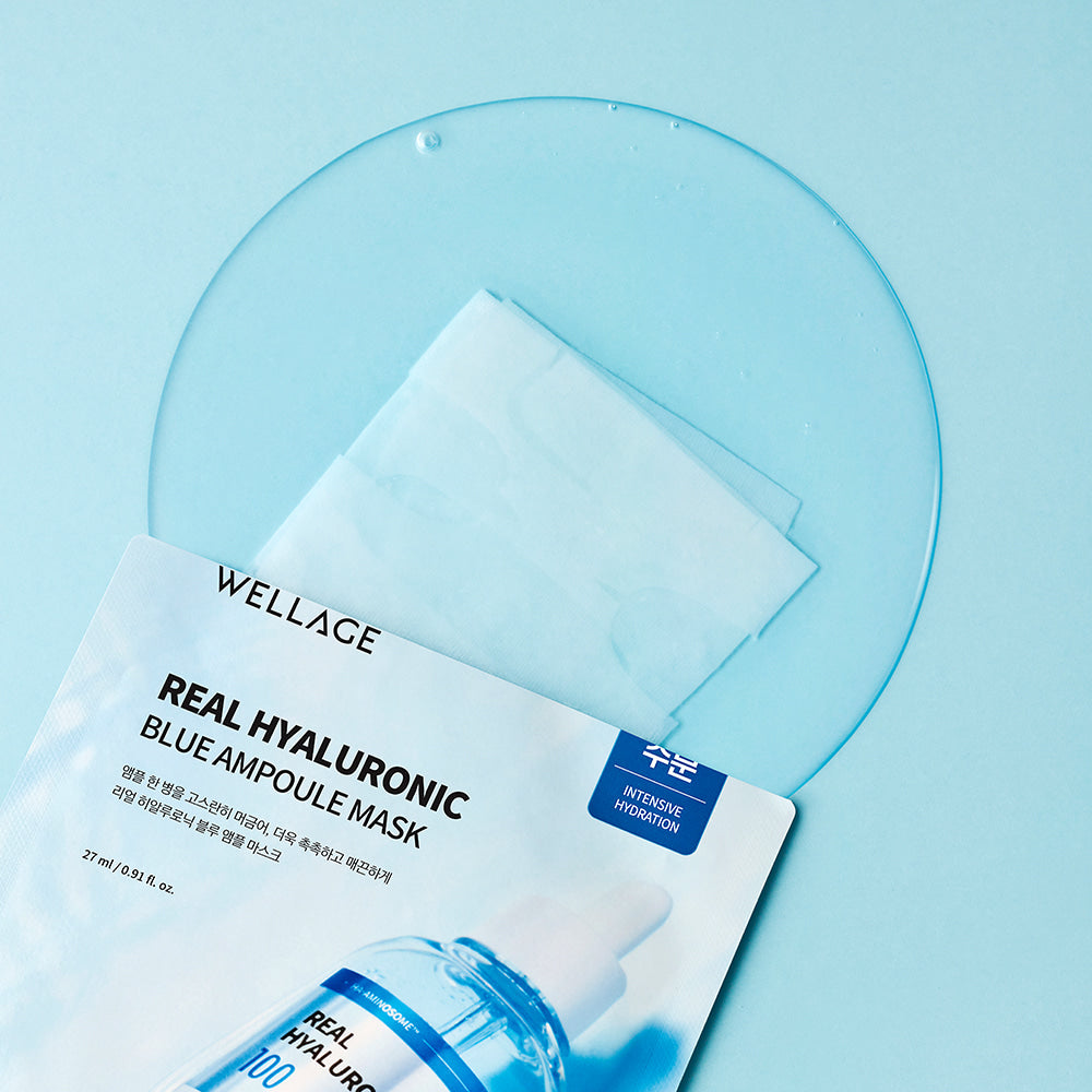 WELLAGE Real Hyaluronic Blue Ampoule Mask 5 Sheets, masque en tissu à l’acide hyaluronique bleu sur fond bleu ciel