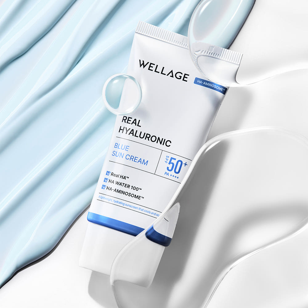 WELLAGE  Real Hyaluronic Blue Sunscreen 50ml : tube sur tissu bleu et blanc, effet hydratant, peau fraîche