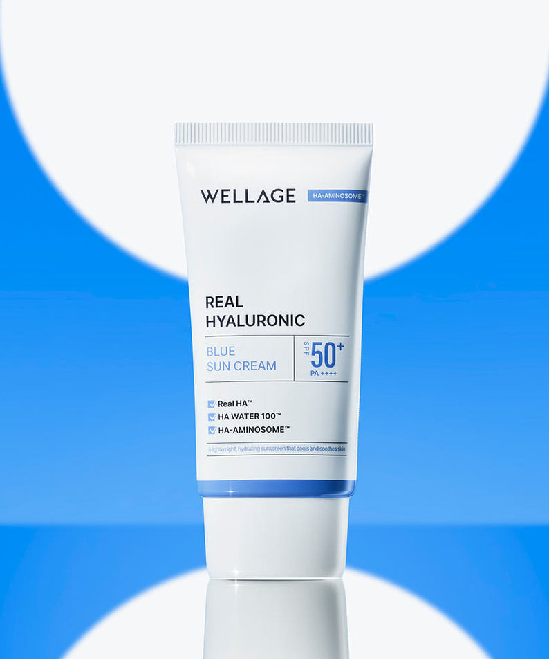 WELLAGE  Real Hyaluronic Blue Sunscreen 50ml, tube crème solaire sur fond bleu et blanc, marque visible.