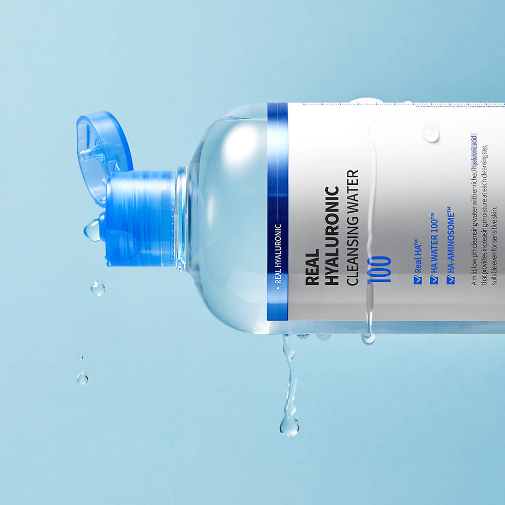 WELLAGE  Real Hyaluronic Cleansing Water 400ml sur fond bleu clair, vue bouteille avec gouttes, marque WELLAGE en gros plan.