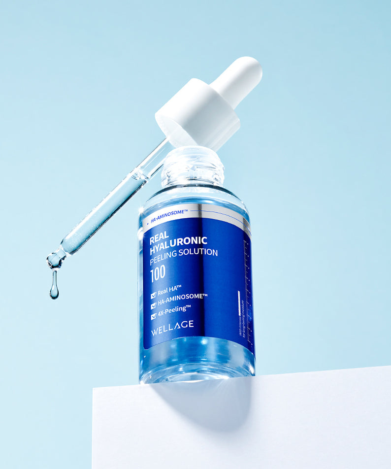WELLAGE Real Hyaluronic Peeling Solution 30ml, flacon bleu sur fond bleu ciel, sérum peeling à l’hyaluronique WELLAGE