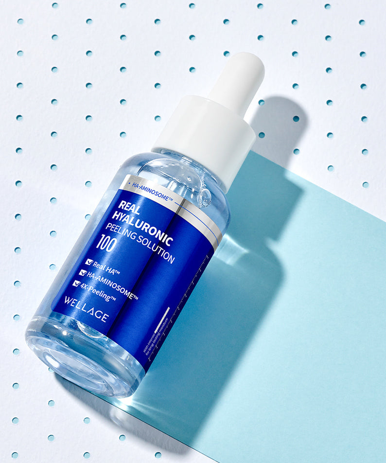 WELLAGE Real Hyaluronic Peeling Solution 30ml, flacon bleu sur fond bleu avec gouttes d’eau, marque WELLAGE