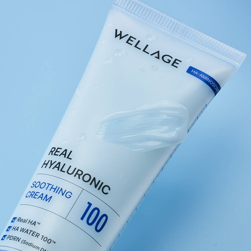 WELLAGE  Real Hyaluronic Soothing Cream 80ml, tube de crème sur fond bleu clair, gros plan produit de marque.