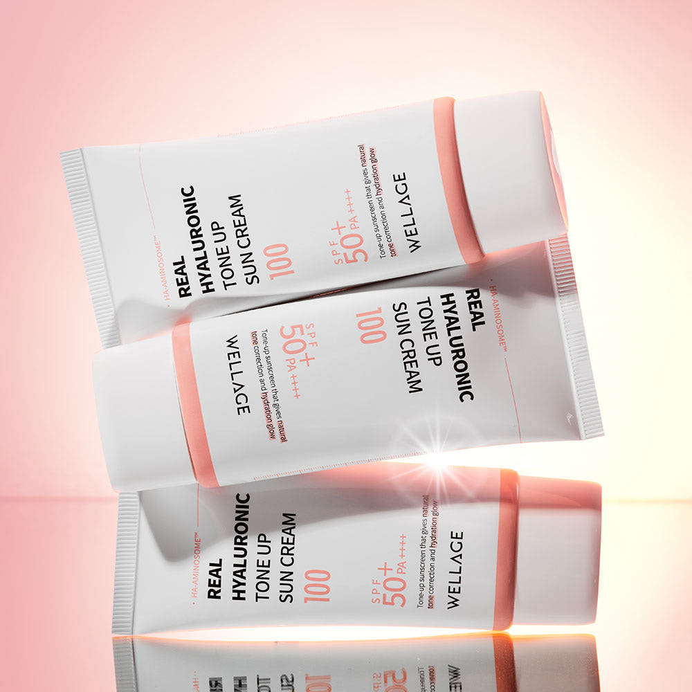 WELLAGE  Real Hyaluronic Tone-Up Sunscreen 50ml, tube blanc et rose sur fond rose, détail cosmétique produit