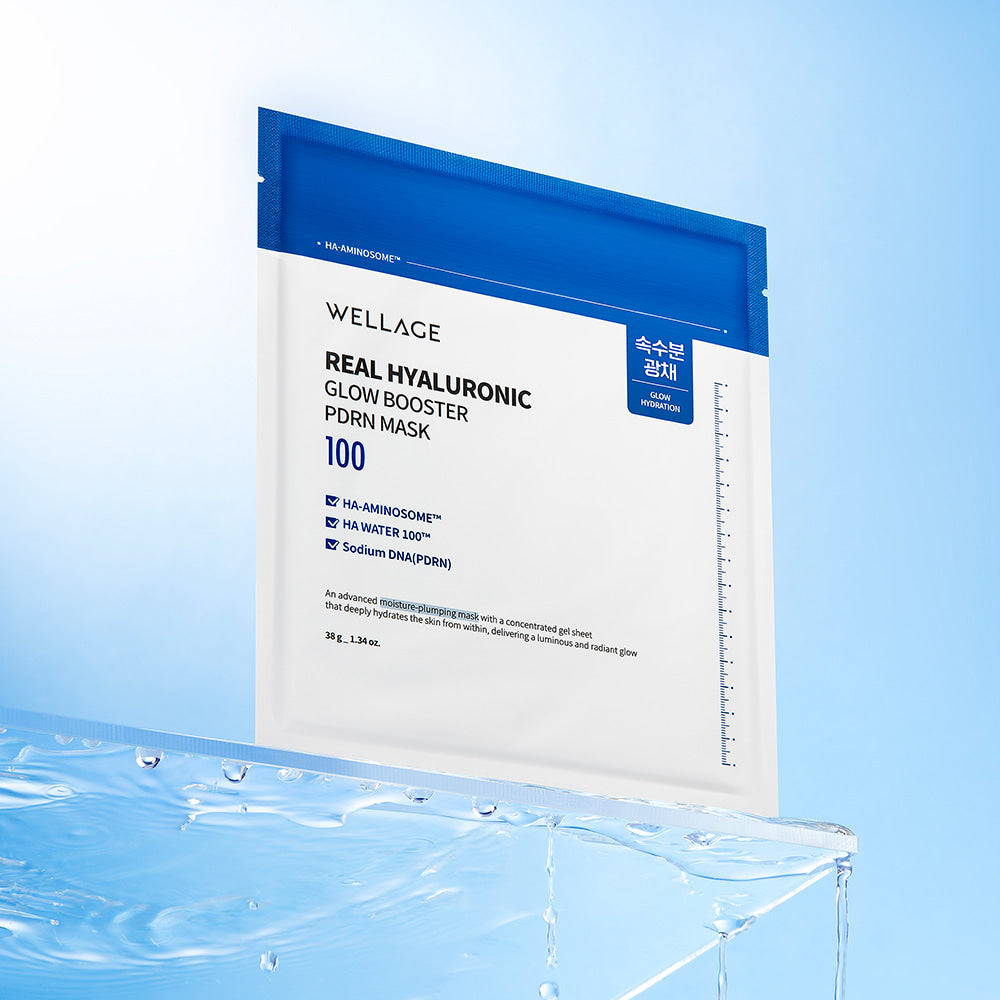 Décris l'image en français: WELLAGE Real hyaluronic Glow Booster PDRN Mask 5 Sheets, pack bleu sur fond hydratant, gouttes d’eau.
