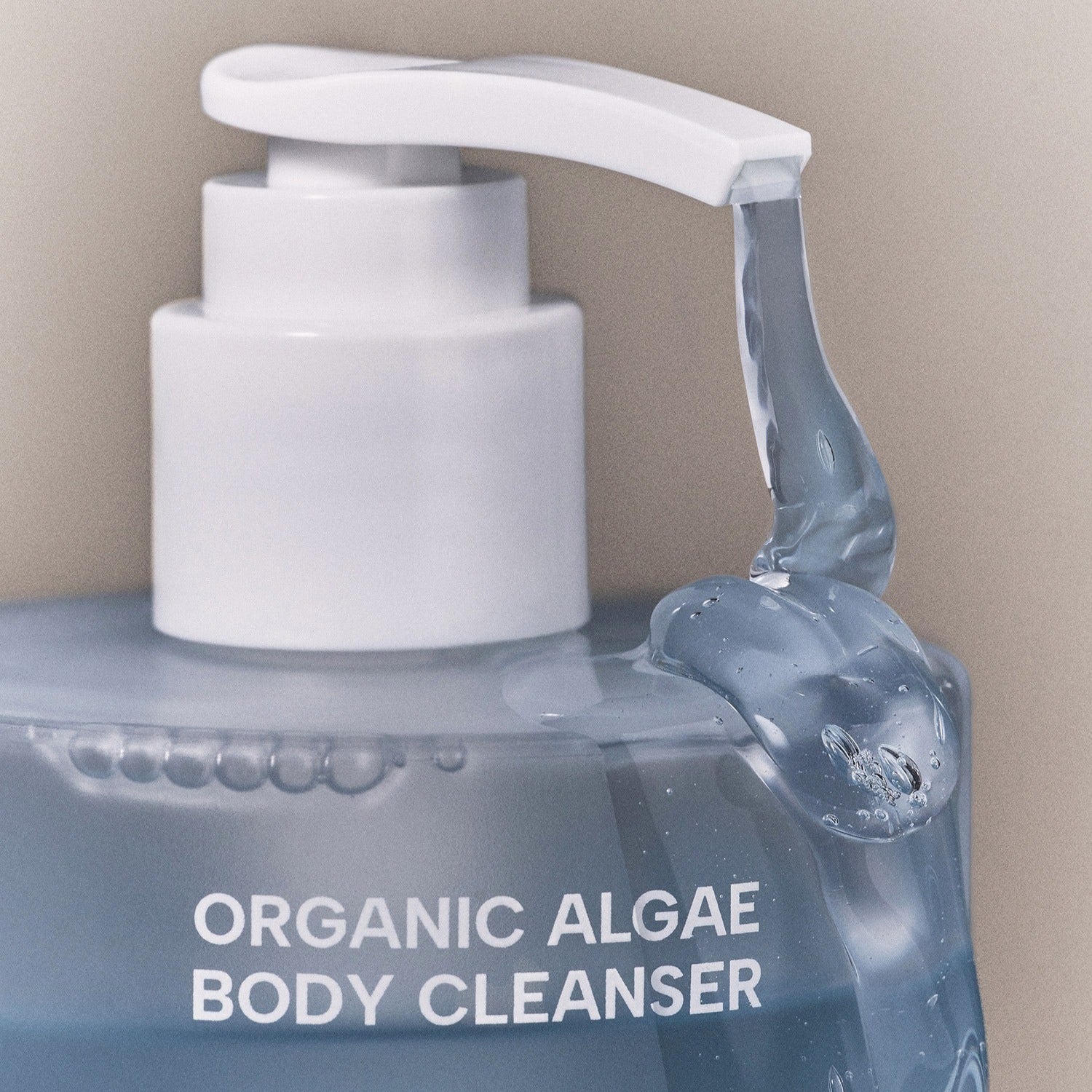 WHAMISA Organic Algae Fermented Body Cleanser 490ml en flacon blanc avec pompe, contexte salle de bain, étiquetage algae.