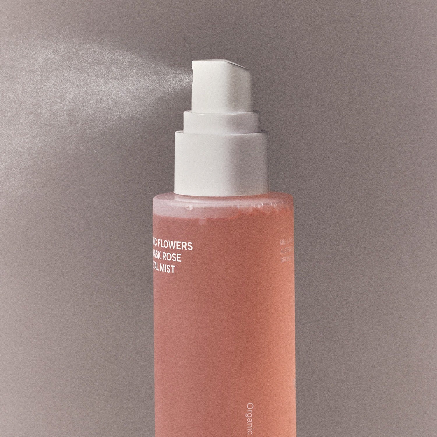 WHAMISA Organic Flower Fermented Rose Petal Mist 100ml, brume rose en flacon blanc sur fond gris, marque WHAMISA.