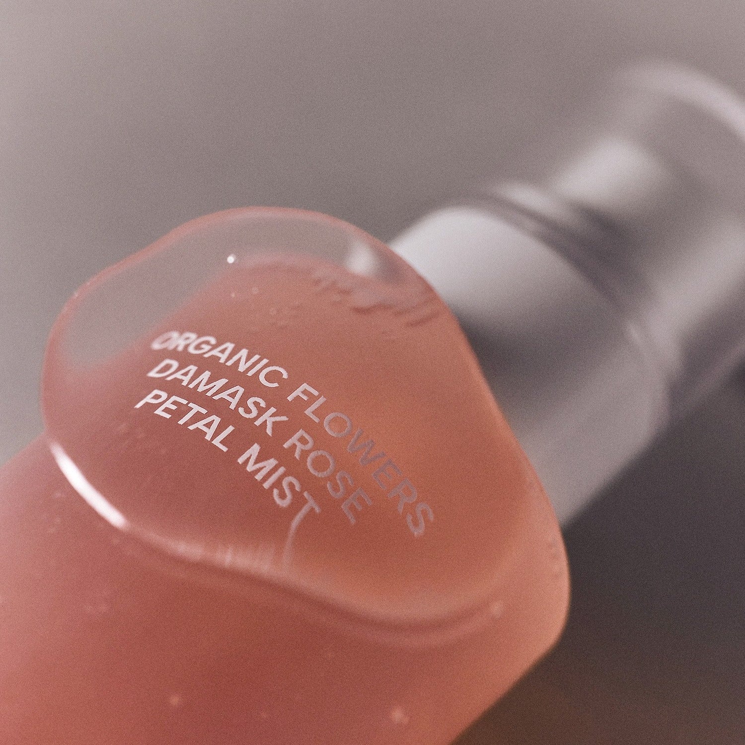 WHAMISA Organic Flower Fermented Rose Petal Mist 100ml, brume rose dans un flacon, photo produit sur fond clair.