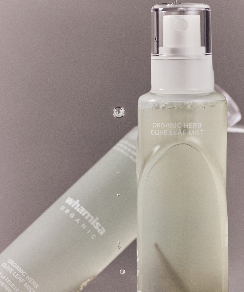 WHAMISA Organic Herb Fermented Olive Leaf Mist 100ml en flacon vaporisateur, sur fond studio beige, marque visible