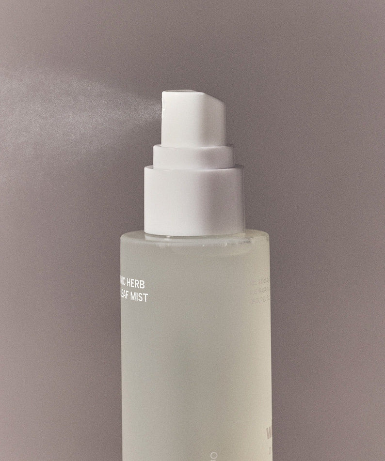 WHAMISA Organic Herb Fermented Olive Leaf Mist 100ml, flacon blanc sur fond gris, marque WHAMISA en vue produit.