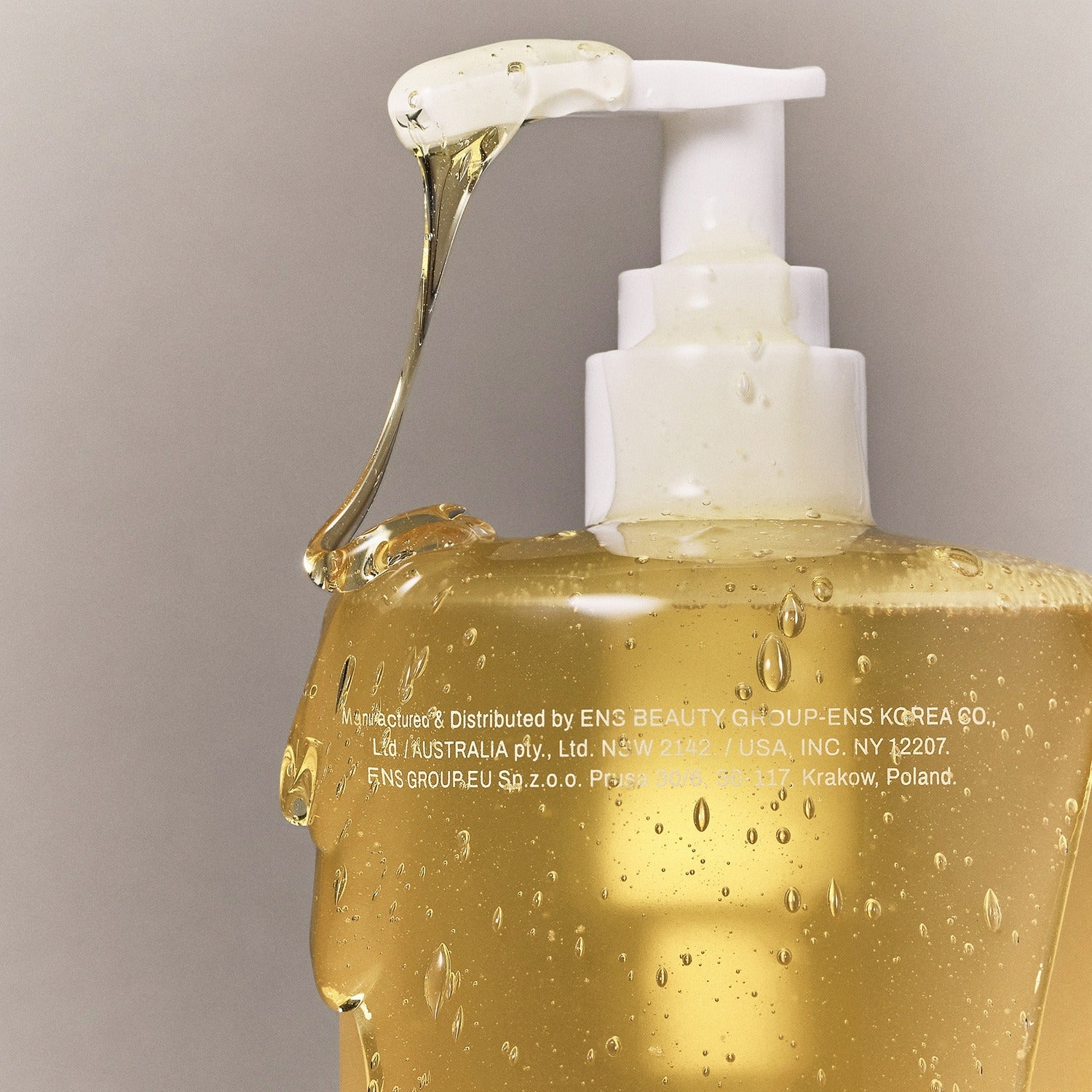 WHAMISA Organic Seed Fermented Body Cleanser 490ml : flacon blanc et texture dorée, contexte bain/douche, marque WHAMISA