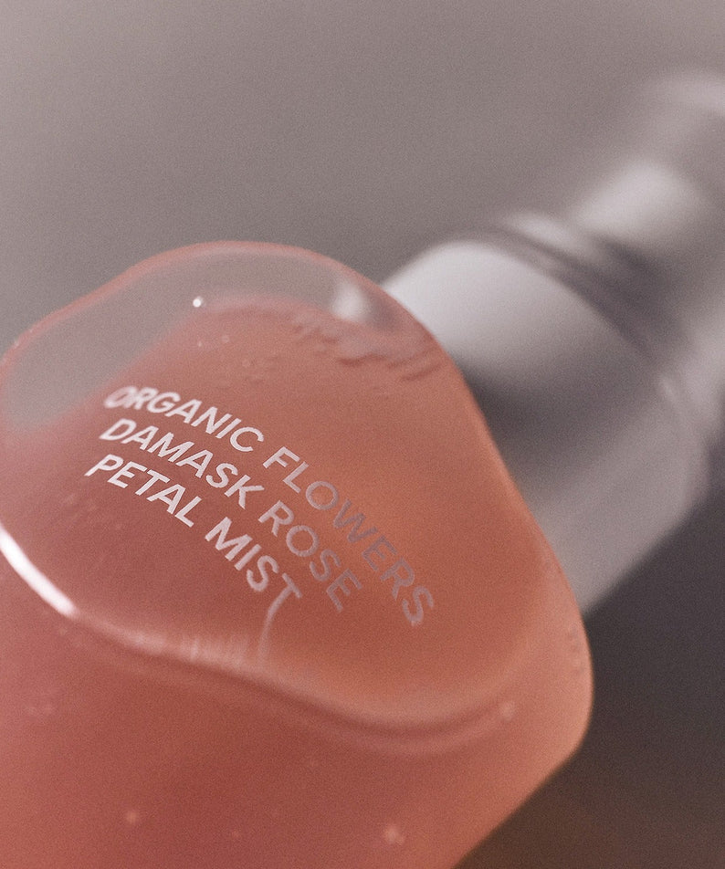 WHAMISA Organic Flower Fermented Rose Petal Mist 100ml en gros plan, flacon de 100ml vaporisateur de soin hydratant luxueux.