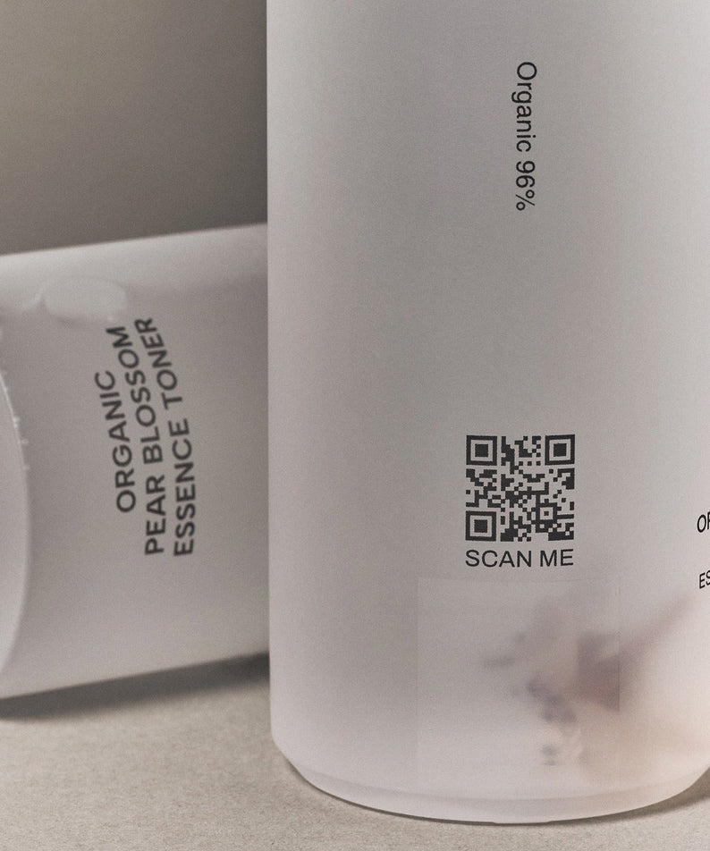Bouteilles de WHAMISA Organic Pear Blossom Fermented Essence Toner 160ml avec QR code et détails de l'étiquette.