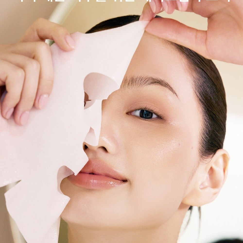 WHIPPED Butter Vegan Glow Barrier Squeeze Mask 1ea, marque Whipped Butter : femme applique un masque en tissu, visuel beauté.