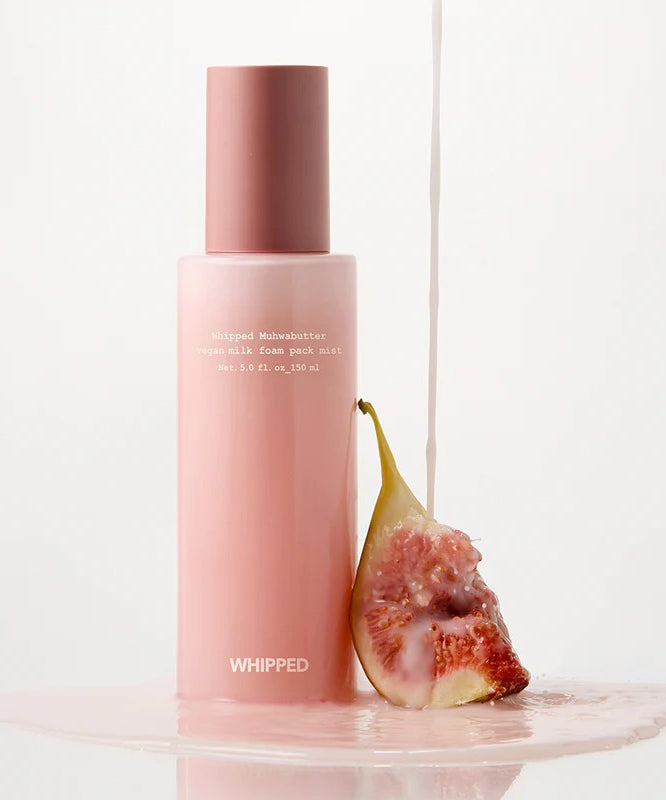 WHIPPED Butter Vegan Milk Foam Pack Mist 150ml, flacon rose et produit sur fond blanc, style visuel crème mousse.