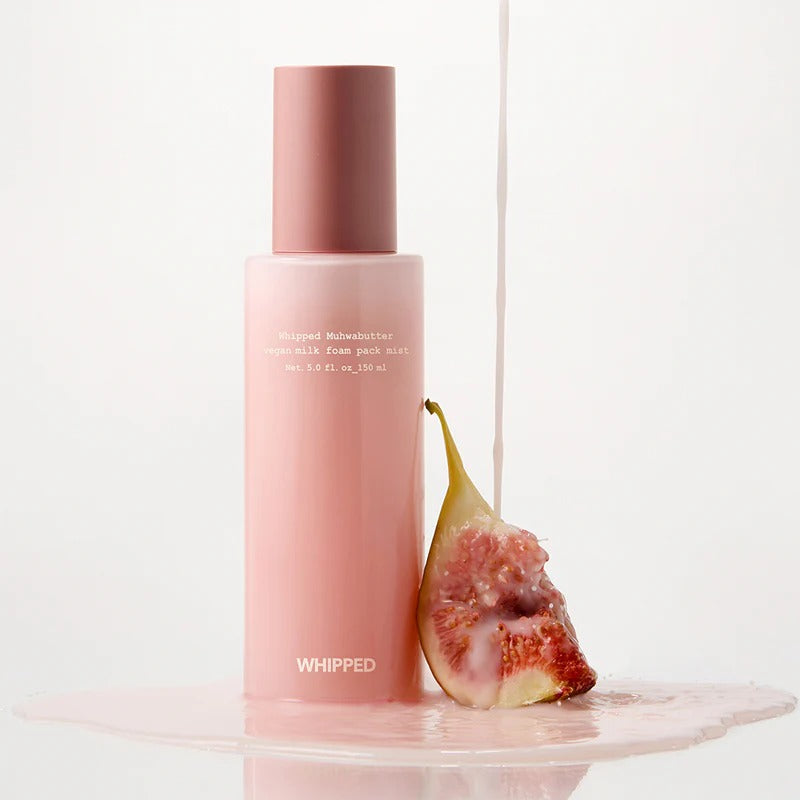 WHIPPED Butter Vegan Milk Foam Pack Mist 150ml, flacon rose et produit sur fond blanc, style visuel crème mousse.