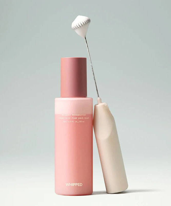 WHIPPED Butter Vegan Milk Foam Pack Mist 150ml, flacon rose et applicateur, texture crème, sur fond clair.