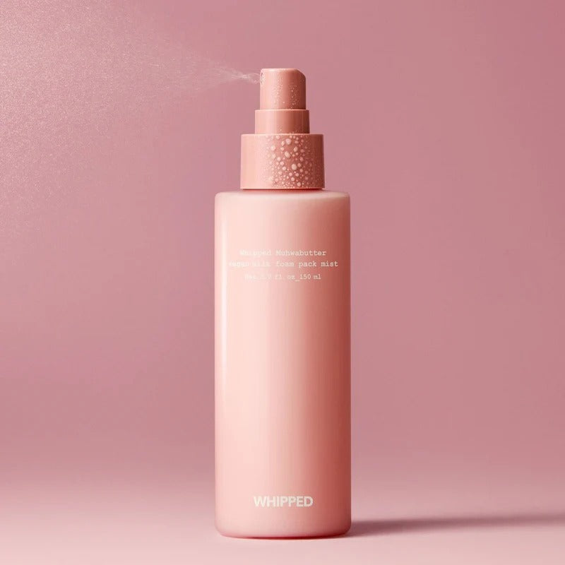 WHIPPED Butter Vegan Milk Foam Pack Mist 150ml, bouteille rose, arrière-plan pastel, produit cosmétique vegan.