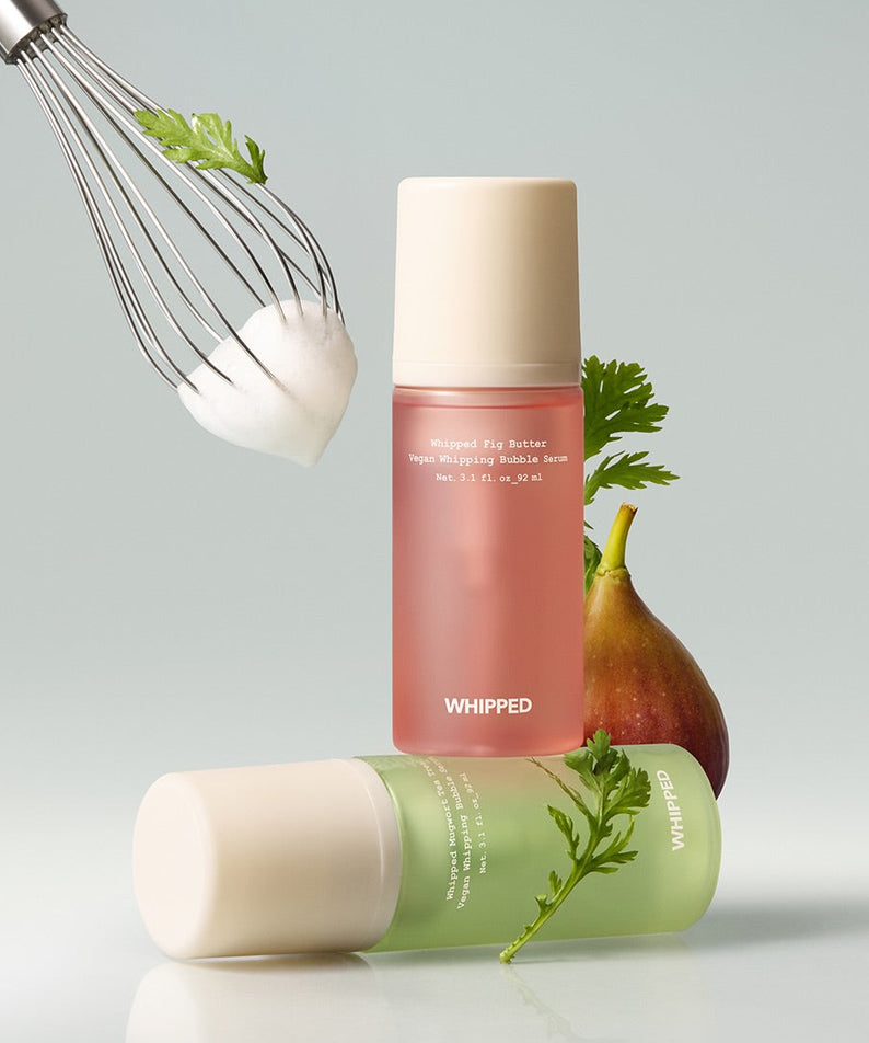 WHIPPED Butter Vegan Whipping Bubble Serum 92ml de la marque WHIPPED, sur fond clair avec poire et fouet