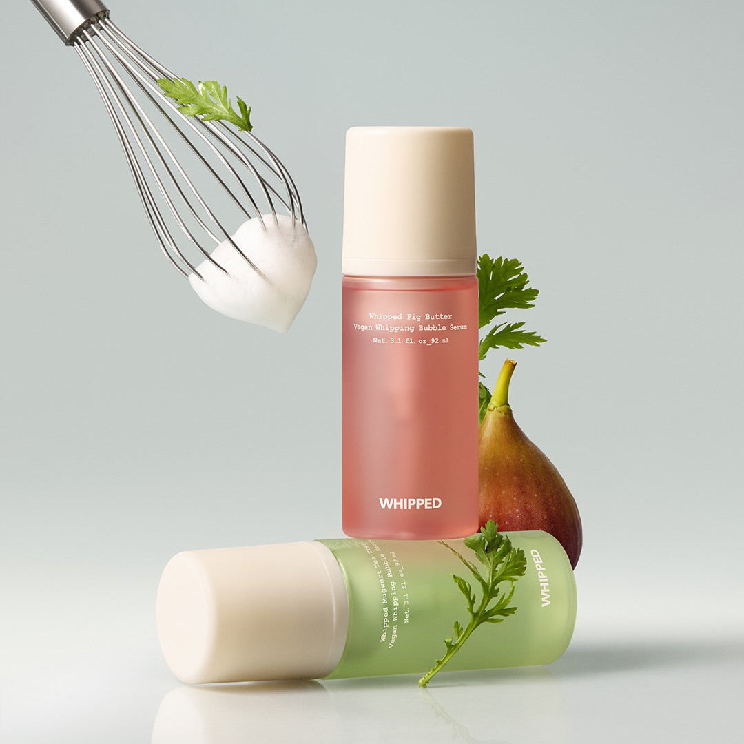 WHIPPED Butter Vegan Whipping Bubble Serum 92ml de la marque WHIPPED, sur fond clair avec poire et fouet