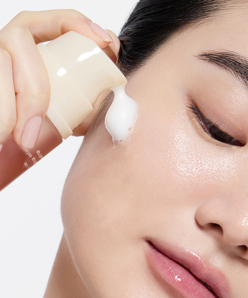 WHIPPED Butter Vegan Whipping Bubble Serum 92ml : peau appliquant la crème en mousse, pot & mains, fond studio, beauté vegan.
