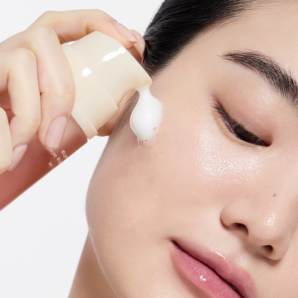 WHIPPED Butter Vegan Whipping Bubble Serum 92ml : peau appliquant la crème en mousse, pot & mains, fond studio, beauté vegan.
