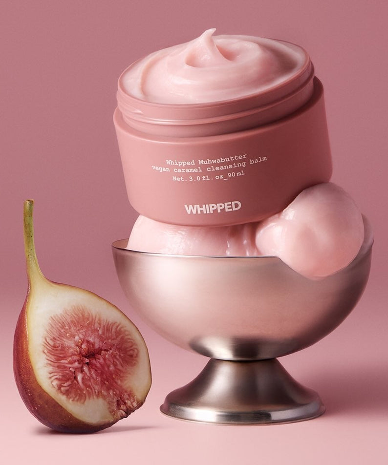 WHIPPED Fig Butter Vegan Caramel Cleansing Balm 90ml de la marque WHIPPED, baume rose crémeux sur fond rose