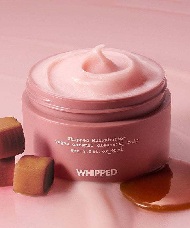 WHIPPED Fig Butter Vegan Caramel Cleansing Balm 90ml de la marque WHIPPED, baume crémeux rose, cubes caramel sur fond rose.