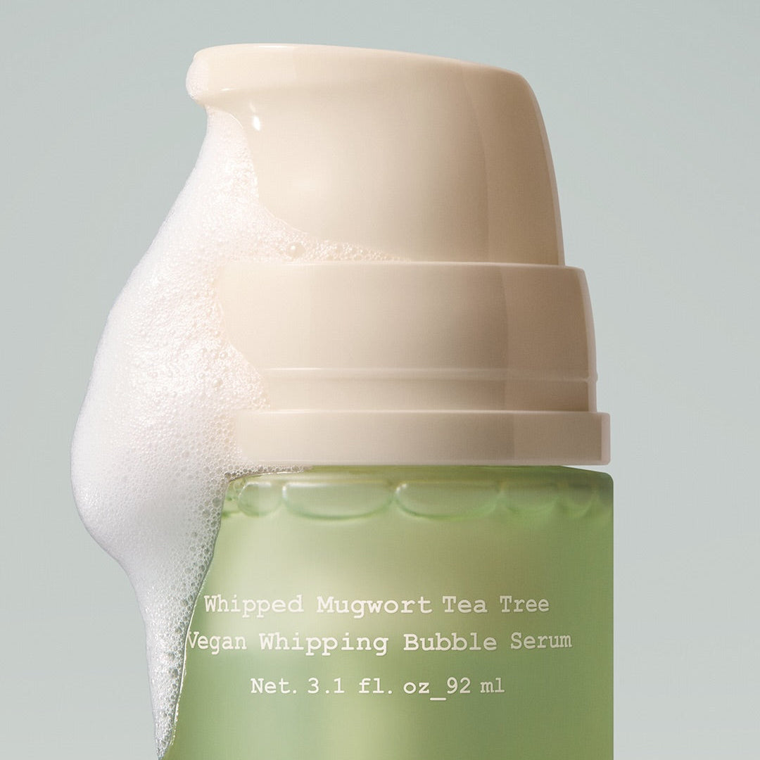 WHIPPED Mug Tree Vegan Whipping Bubble Serum 92ml sur fond clair, produit moussant à l’aspect crème, contexte visuel soin vegan.