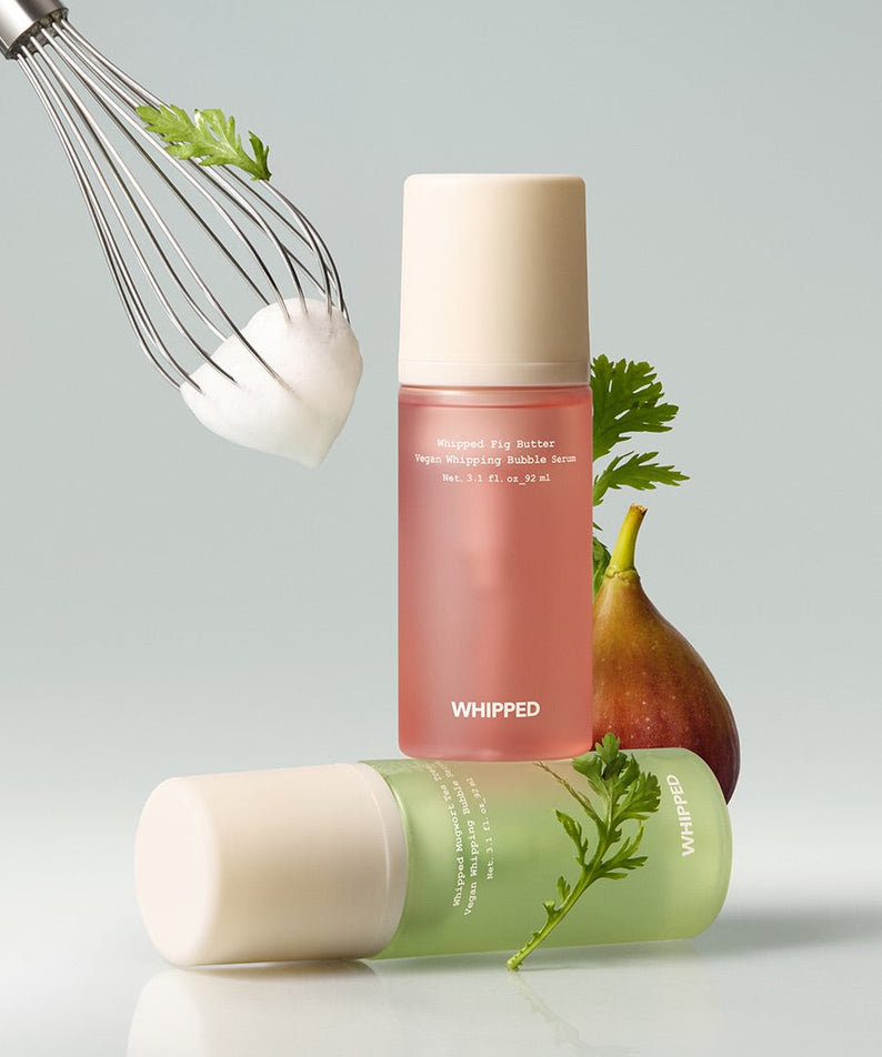 WHIPPED Mug Tree Vegan Whipping Bubble Serum 92ml, flacon crème rose/vert, décor herbes et poire sur fond clair