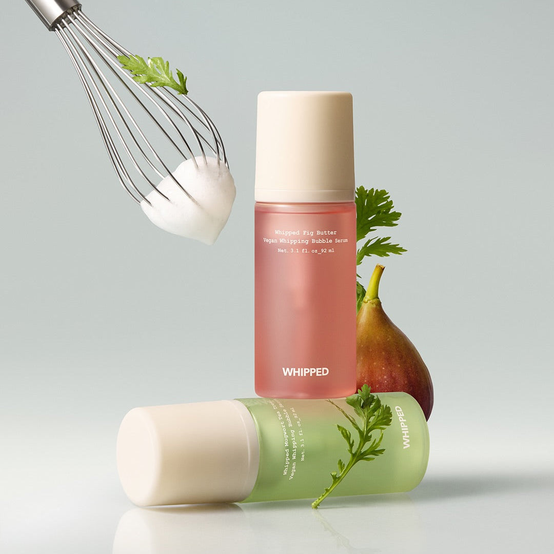 WHIPPED Mug Tree Vegan Whipping Bubble Serum 92ml, flacon crème rose/vert, décor herbes et poire sur fond clair