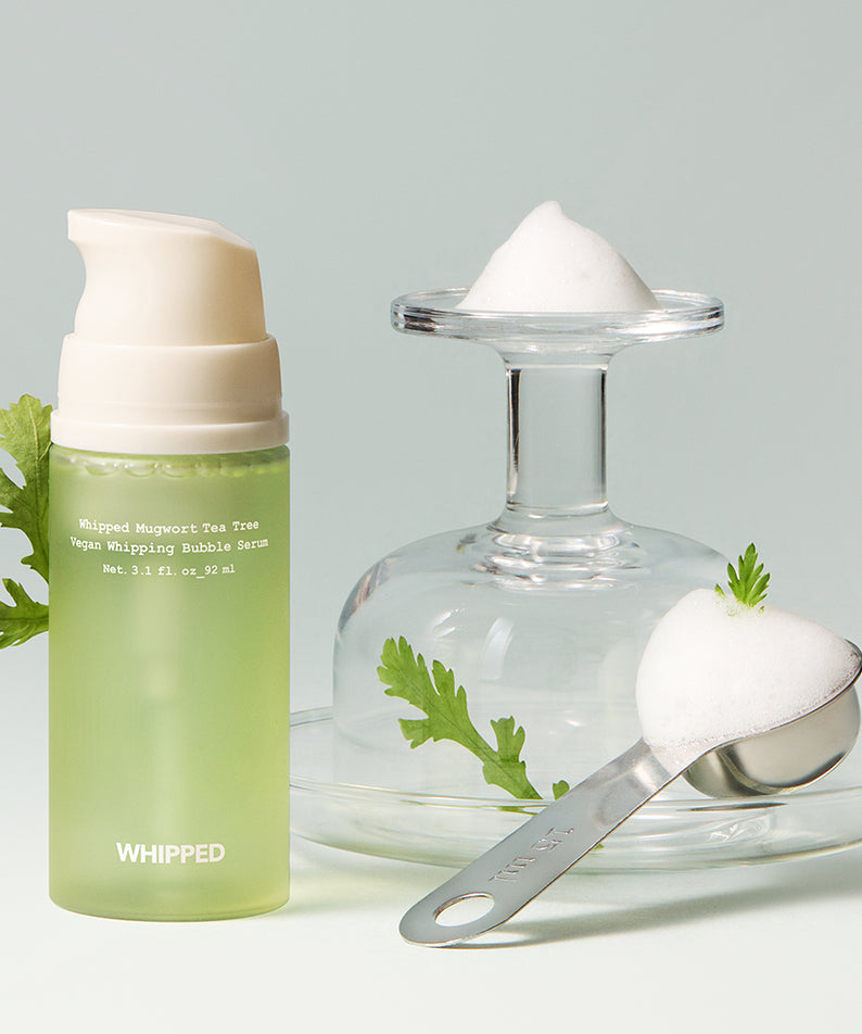 WHIPPED Mug Tree Vegan Whipping Bubble Serum 92ml sur fond clair, flacon vert et accessoires spa vegan, marque WHIPPED.