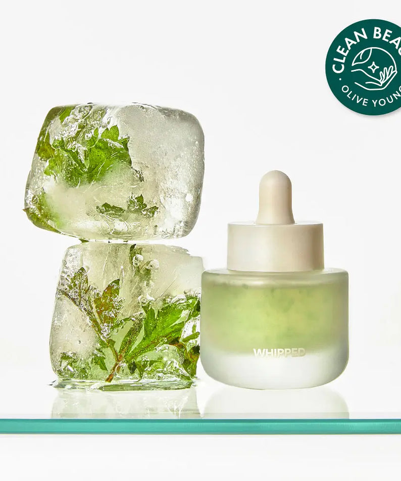 WHIPPED Mugtree Vegan Calming Syrup Ampoule 30ml, bouteille verte crème Clean Beauty avec glaçons sur fond blanc