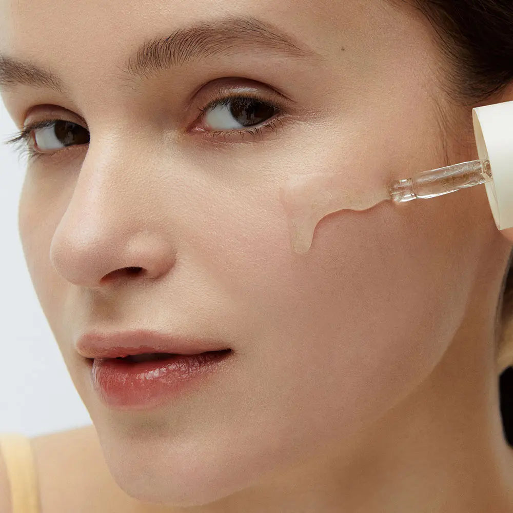 WHIPPED Mugtree Vegan Calming Syrup Ampoule 30ml : soin visage, goutte d’ampoule sur peau, marque en contexte visuel beauté.