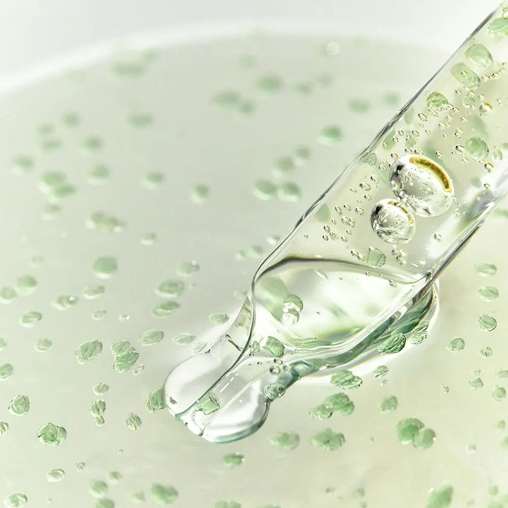 Décris l'image en français: WHIPPED Mugtree Vegan Calming Syrup Ampoule 30ml, flacon goutte sur fond vert apaisant.