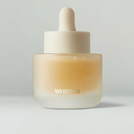 WHIPPED Syrup Ampoule 30ml, ampoule cosmétique blanche sur fond clair, photo produit studio, marque WHIPPED visible.