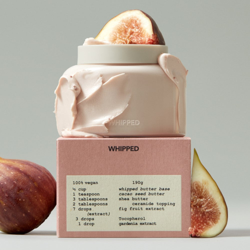 WHIPPED Vegan Topping Body Butter 190g, pot crème vegan blanc sur fond clair, figue et texture crémeuse, marque WHIPPED