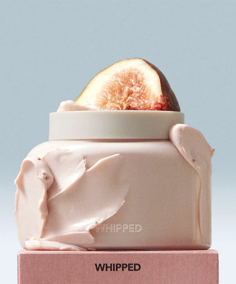 WHIPPED Vegan Topping Body Butter 190g : pot crème végétal texturé, tranche de figue sur fond bleu clair