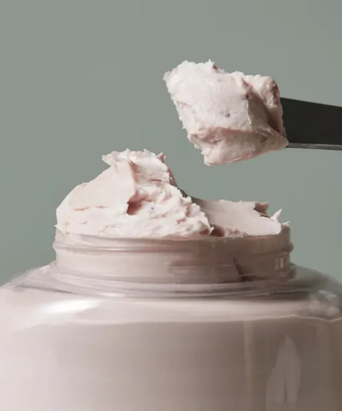 WHIPPED Vegan Topping Body Butter 190g : pot de body butter végétalien fouetté, texture crème sur fond vert, marque non visible
