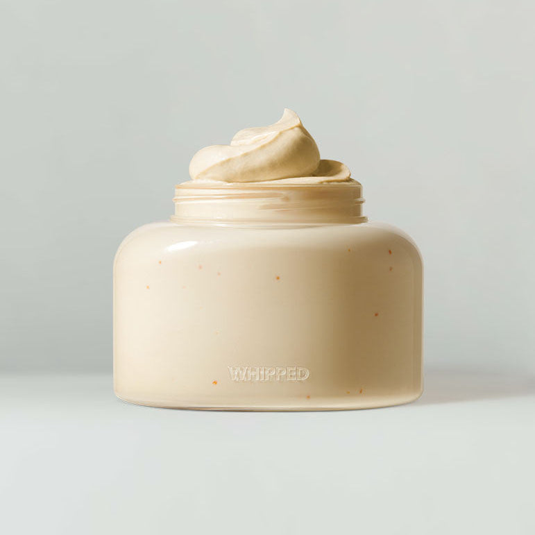 WHIPPED Yuja Grapefruit Vegan Topping Body Butter Light 190g en pot, crème fouettée, fond clair, contexte produit marque