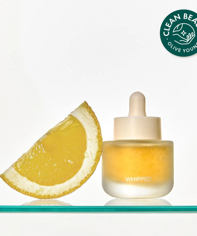 WHIPPED Yujamong Vegan Vita Syrup Ampoule 30ml, flacon sur fond clair avec tranche de citron, style beauté clean