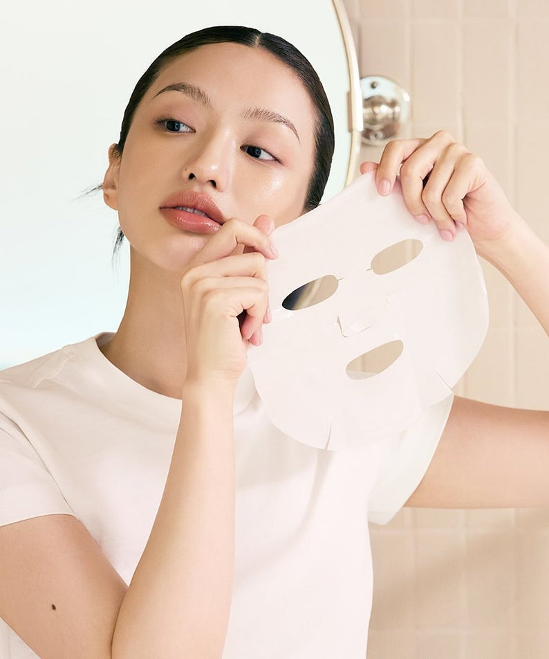 Femme utilisant le WHIPPED Butter Vegan Glow Barrier Squeeze Mask 1ea pour une peau radieuse.